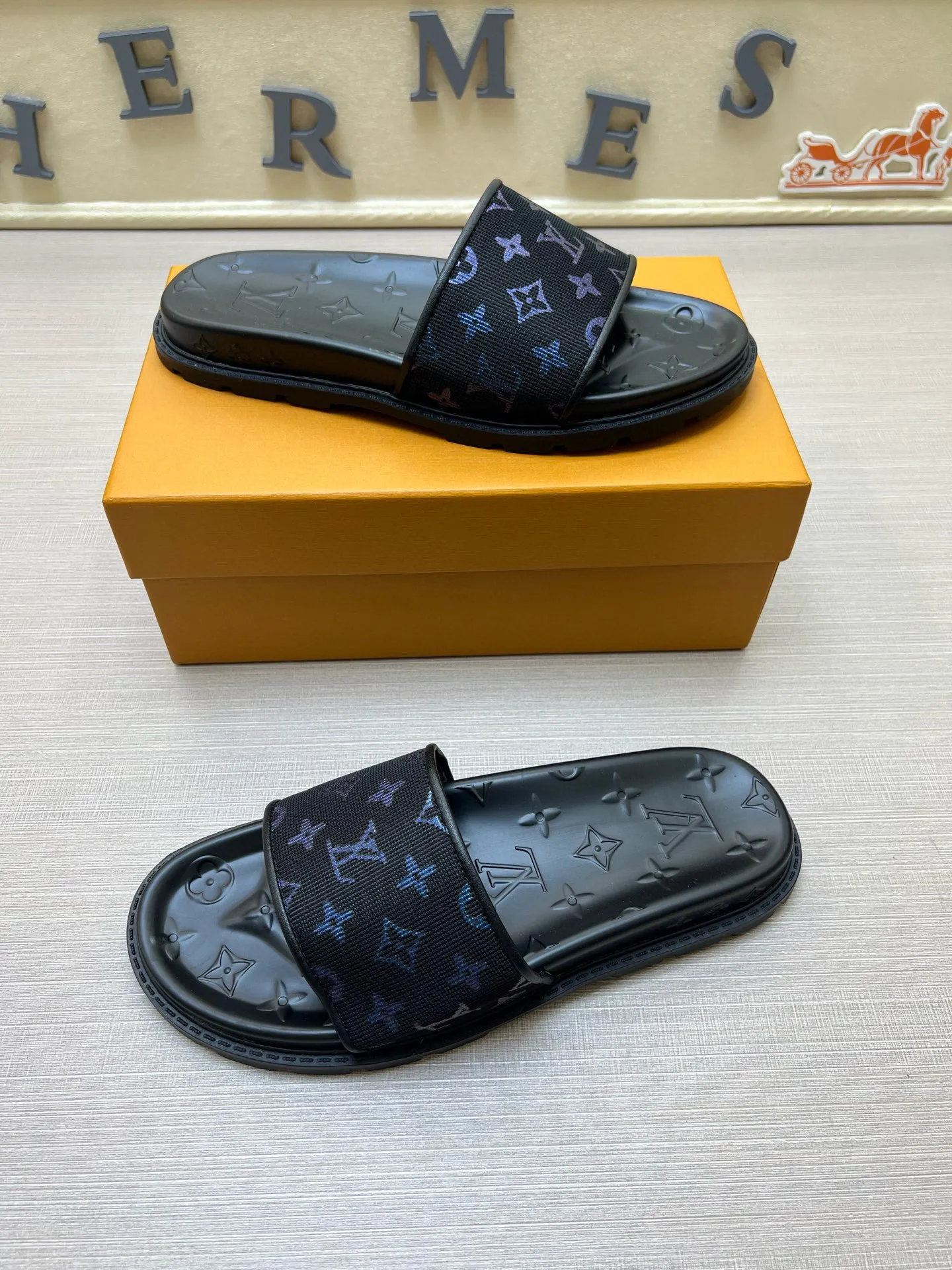 P270🏆Louis Vuitton 🏆[Louis Vuitton] Spring/Summer 2025 [Men's Flip Flops] 🎯🎯As an active family in the fashion industry ⭐ Lv is characterized by bold innovation ⚡Create this casual business style for Chinese fashionable men ✨The fabric is made of imported high-grade cowhide 🔥 Clean and neat ⚡Fashionable and elegant🌹Breathable, sweat-absorbent and deodorant👈So luxurious, high-end and domineering. 👍Must be sold if you repost the picture. Number of yards: 38--46. Color: 🎉 For large quantities. Welcome to repost.